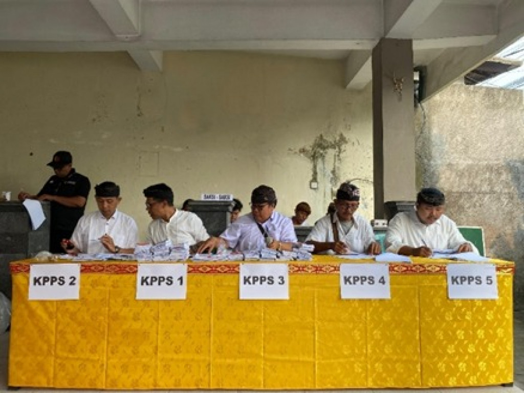 Kekompakan Tim KPPS TPS 05 Br. Pengilian Dalung Pada Pemungutan Suara PILKADA Serentak Tahun 2024